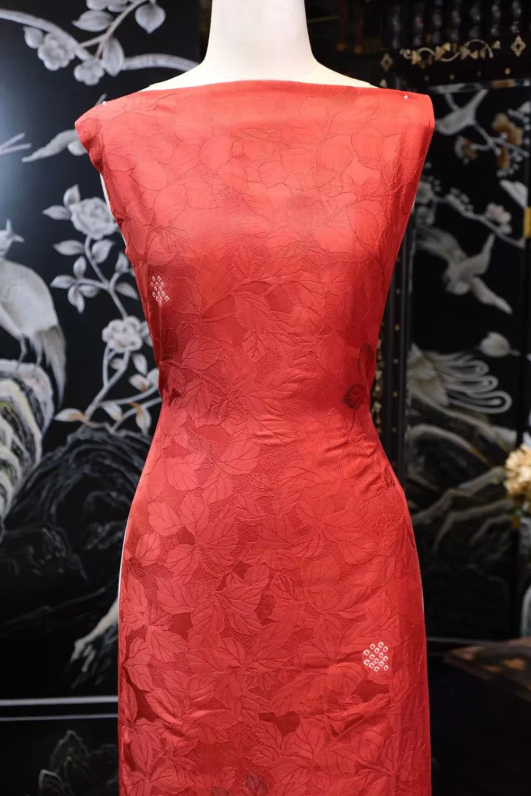 赤霞浮影 · 提花枝叶真丝面料 | Scarlet Leaf Shadow - Jacquard Leaf Silk Fabric