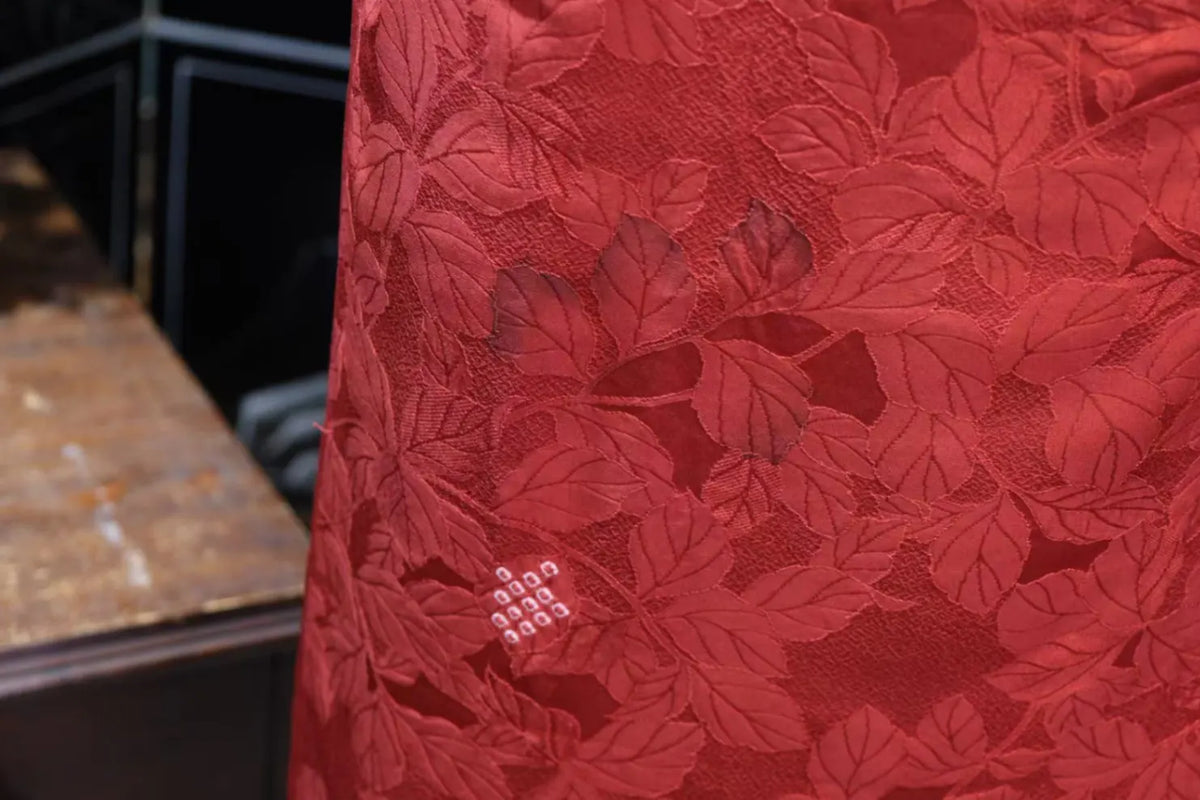 赤霞浮影 · 提花枝叶真丝面料 | Scarlet Leaf Shadow - Jacquard Leaf Silk Fabric