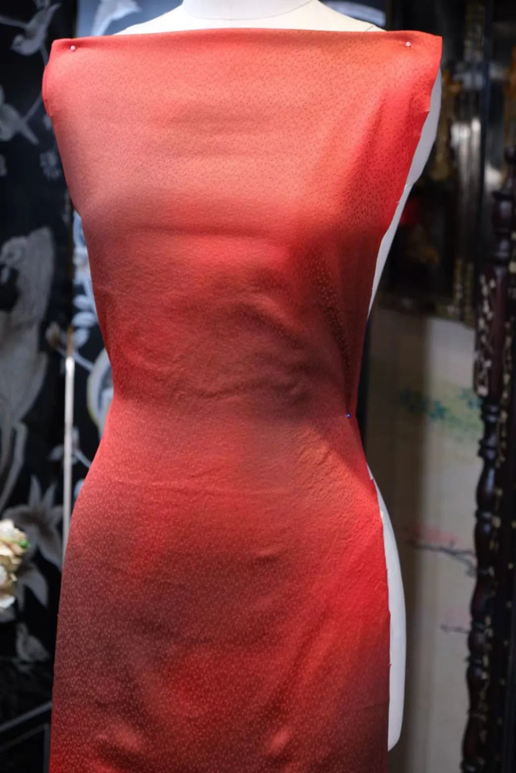 朱红碎花 · 暗纹提花真丝面料 | Scarlet Ditsy - Jacquard Silk Fabric