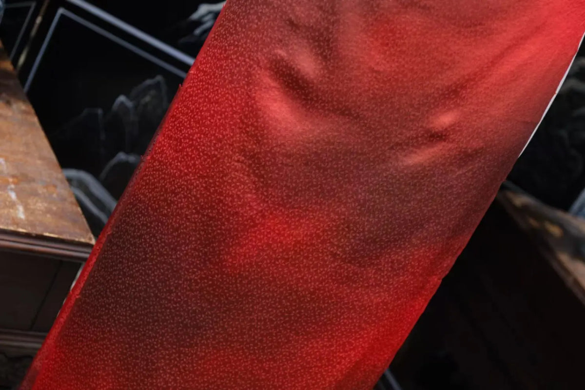 朱红碎花 · 暗纹提花真丝面料 | Scarlet Ditsy - Jacquard Silk Fabric