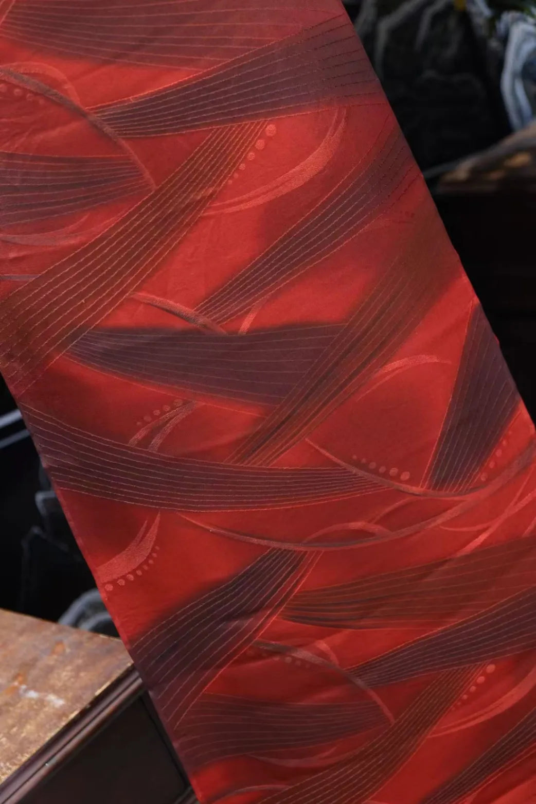 赤霞流纹 · 浮雕丝带真丝面料 | Scarlet Ribbons - Embossed Flowing Silk Fabric