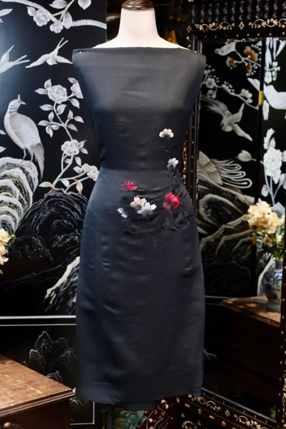 朱红牡丹 · 刺绣暗夜真丝面料 | Midnight Peony - Embroidered Black Silk Fabric
