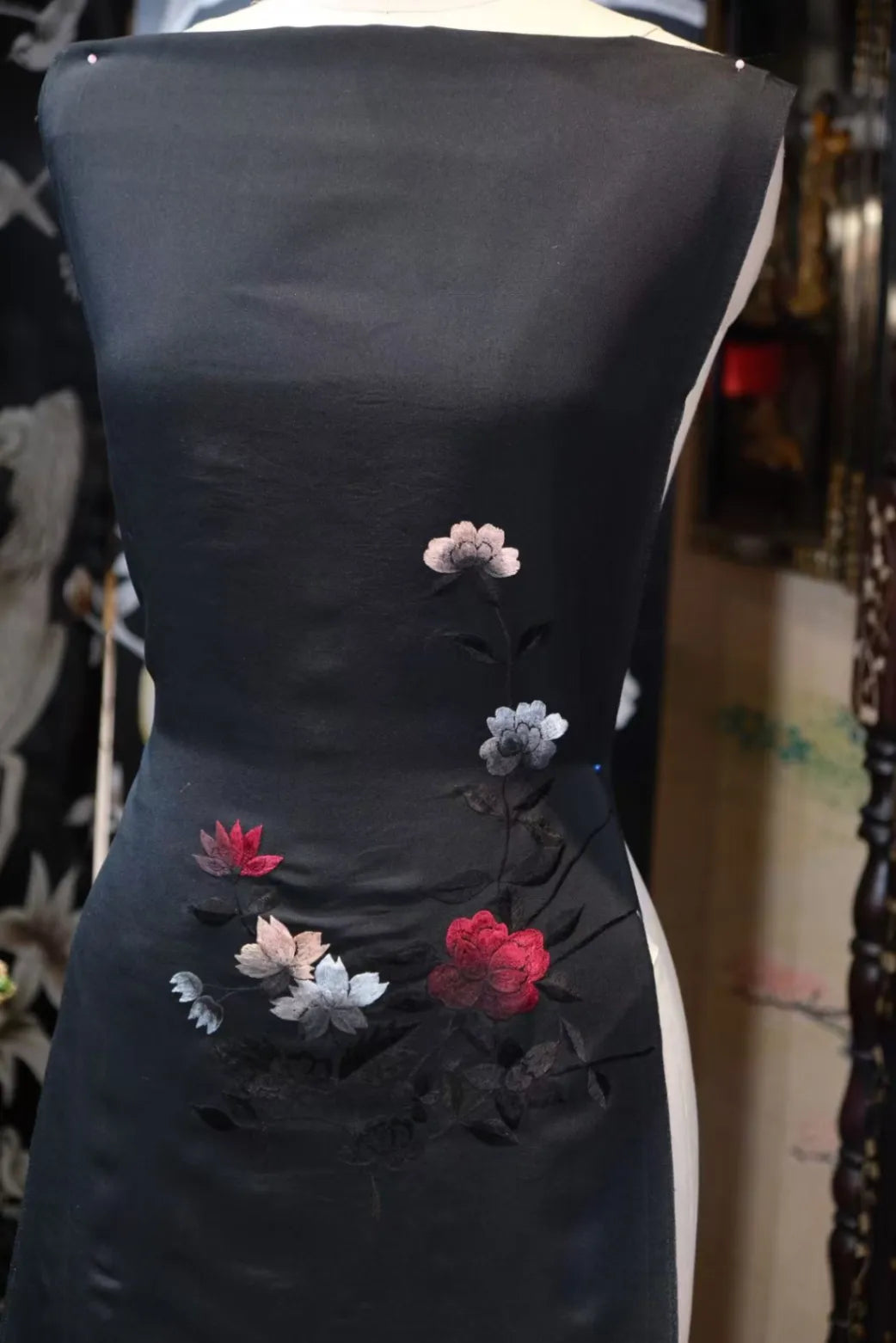 朱红牡丹 · 刺绣暗夜真丝面料 | Midnight Peony - Embroidered Black Silk Fabric