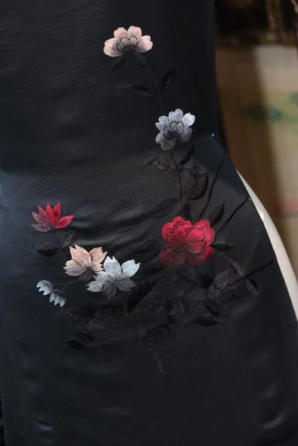 朱红牡丹 · 刺绣暗夜真丝面料 | Midnight Peony - Embroidered Black Silk Fabric