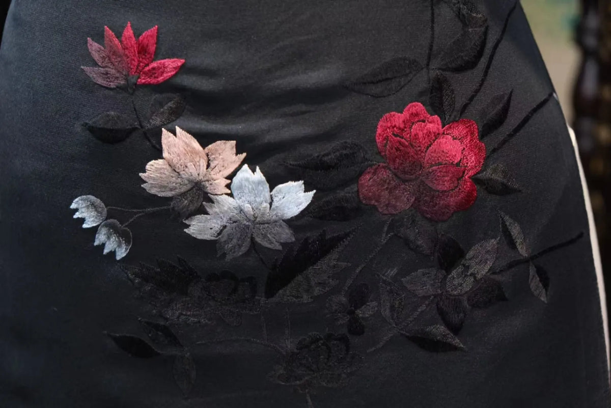 朱红牡丹 · 刺绣暗夜真丝面料 | Midnight Peony - Embroidered Black Silk Fabric
