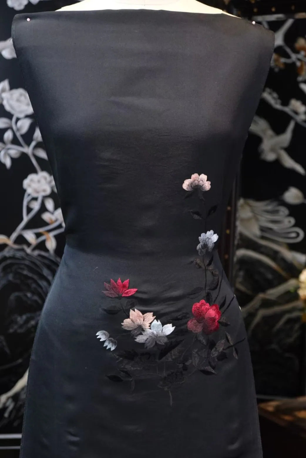 朱红牡丹 · 刺绣暗夜真丝面料 | Midnight Peony - Embroidered Black Silk Fabric