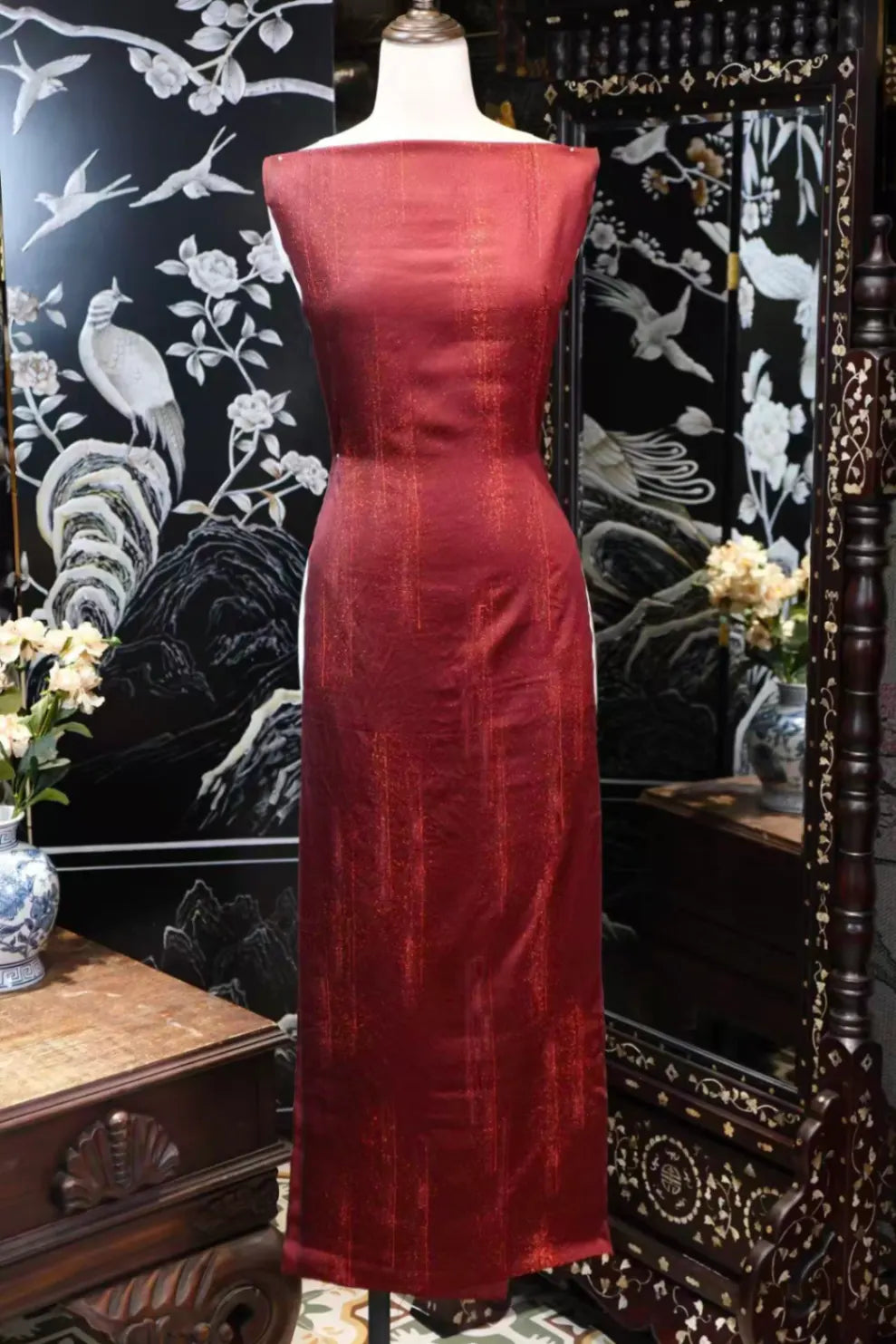 朱绛流光 · 洒金竖纹真丝面料 | Crimson Cascade - Gold-Dusted Vertical Silk Fabric