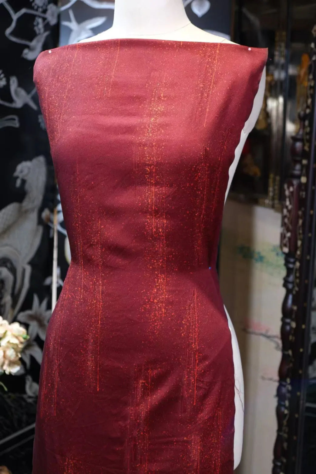朱绛流光 · 洒金竖纹真丝面料 | Crimson Cascade - Gold-Dusted Vertical Silk Fabric