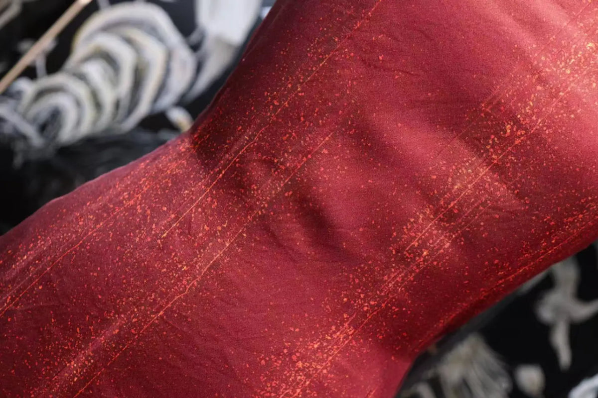 朱绛流光 · 洒金竖纹真丝面料 | Crimson Cascade - Gold-Dusted Vertical Silk Fabric