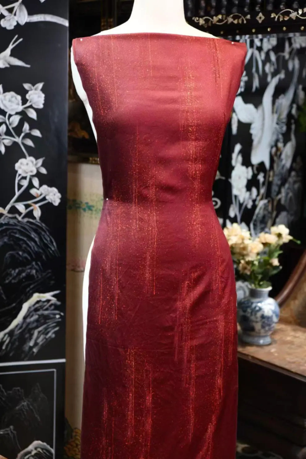 朱绛流光 · 洒金竖纹真丝面料 | Crimson Cascade - Gold-Dusted Vertical Silk Fabric