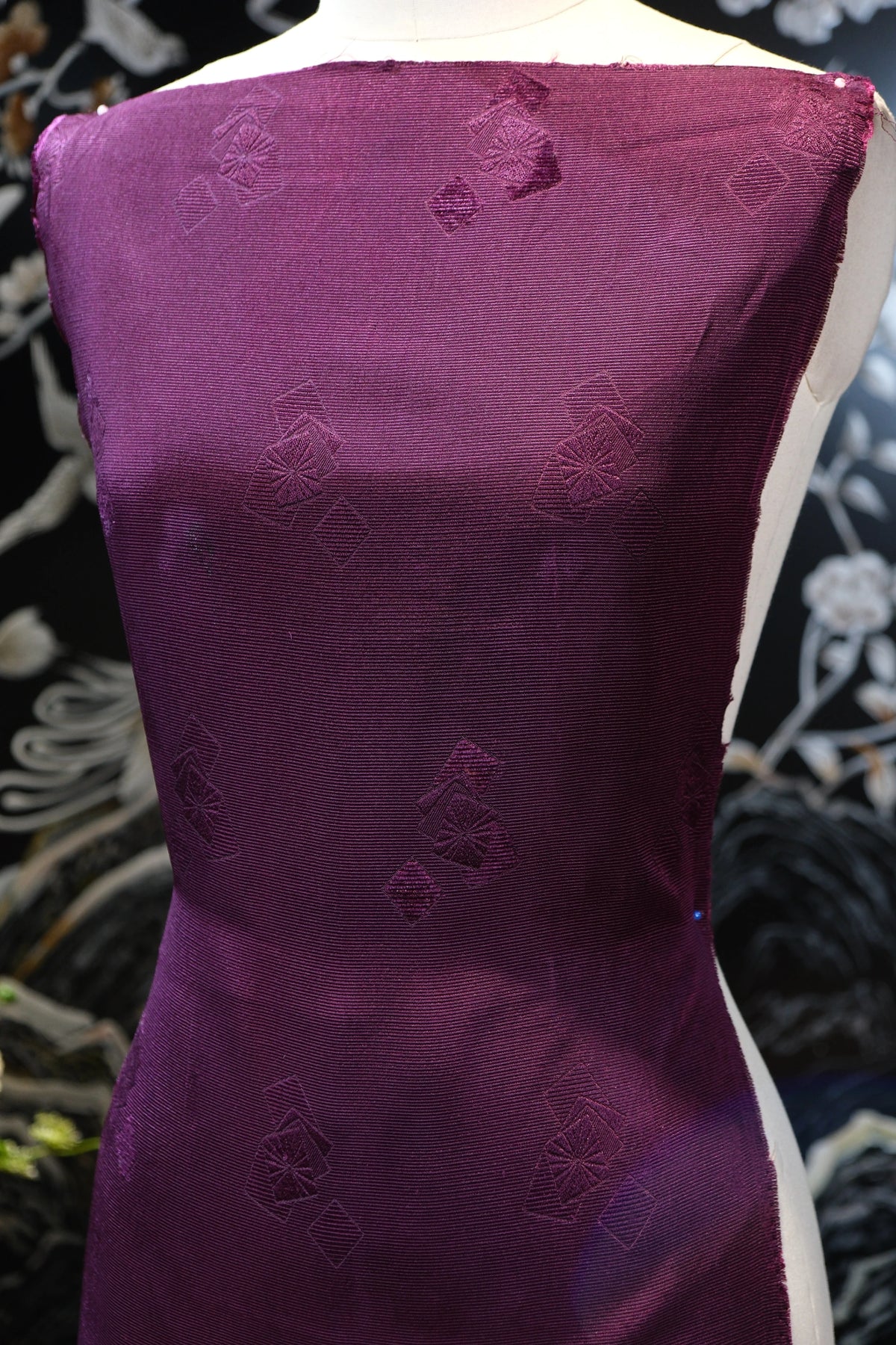 紫绛浮雕 · 折扇几何真丝面料 | Imperial Violet - Geometric Fan Jacquard Silk Fabric