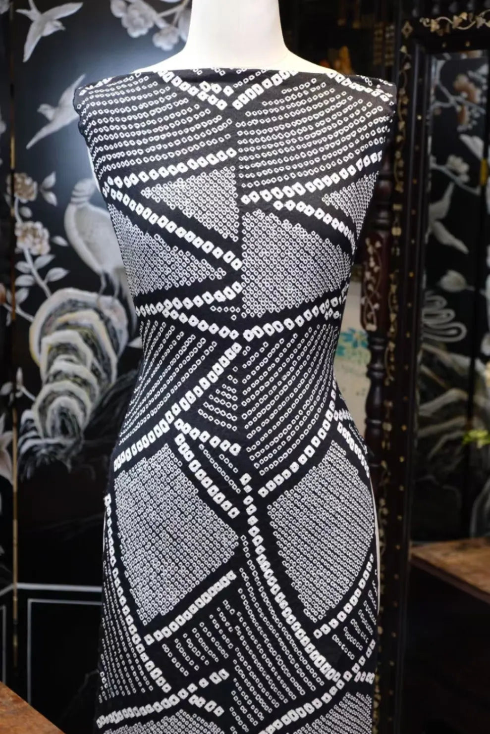 暗夜几何 · 纯黑白点阵真丝面料 | Midnight Mosaic - Monochrome Geometric Dot Silk Fabric