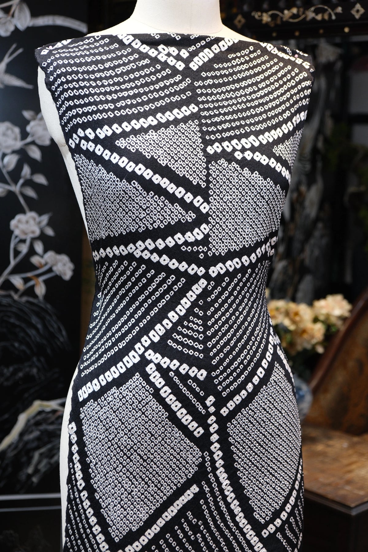 暗夜几何 · 纯黑白点阵真丝面料 | Midnight Mosaic - Monochrome Geometric Dot Silk Fabric