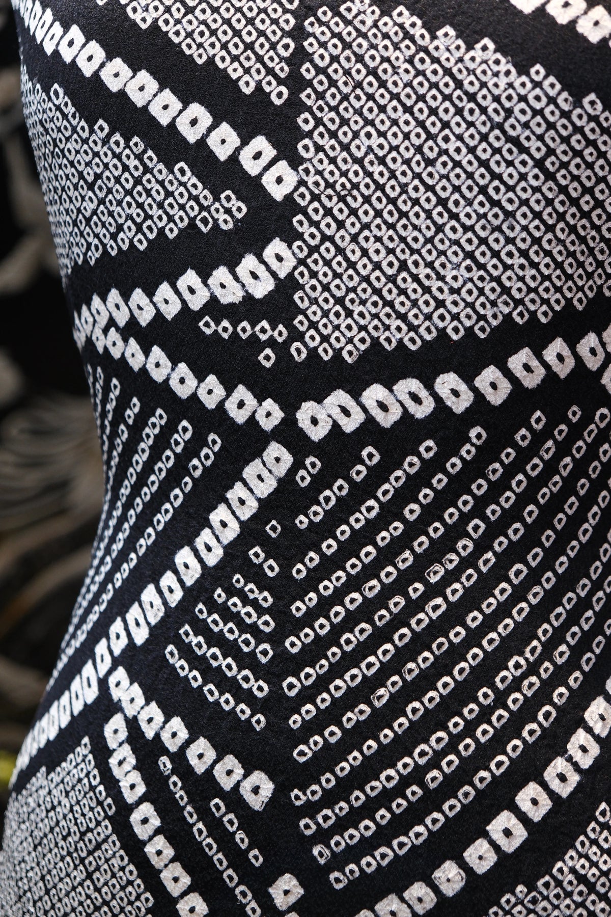 暗夜几何 · 纯黑白点阵真丝面料 | Midnight Mosaic - Monochrome Geometric Dot Silk Fabric