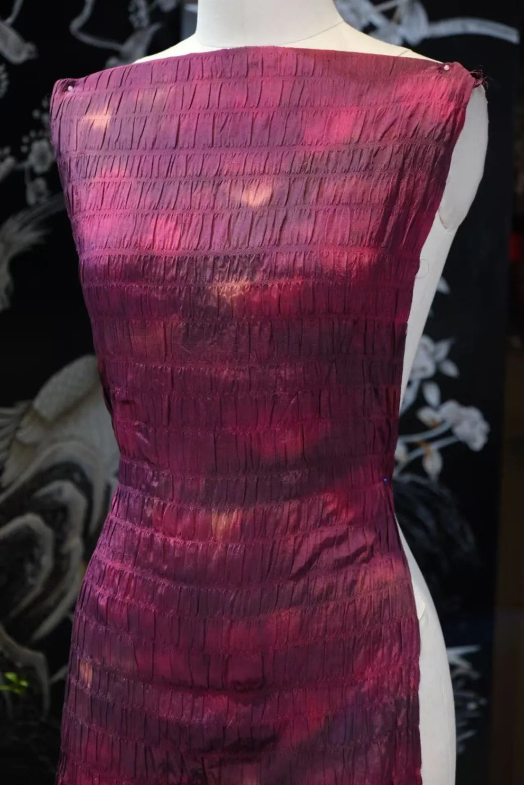 暮色流纹 · 褶皱肌理真丝面料 | Twilight Pleats - Textured Gradient Silk Fabric