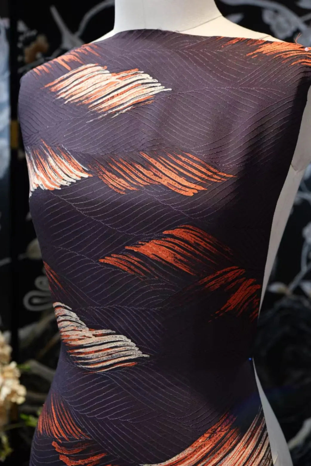 暗夜羽翎 · 浮雕羽叶真丝面料 | Midnight Plumage - Embossed Leaf Silk Fabric