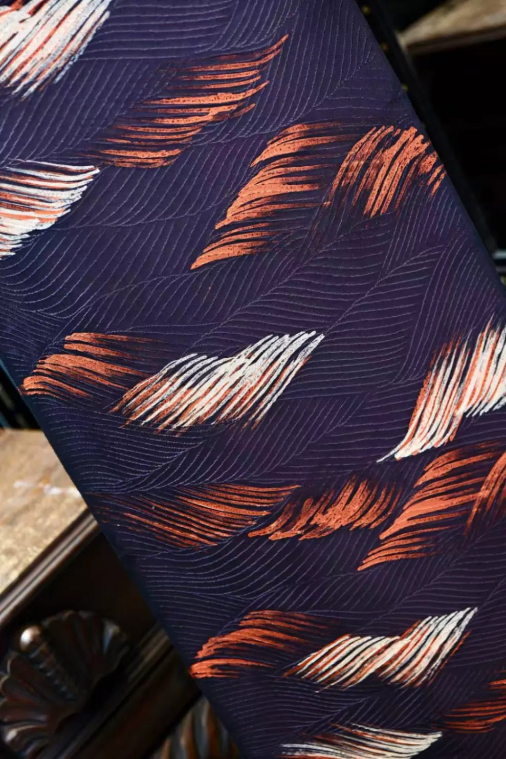 暗夜羽翎 · 浮雕羽叶真丝面料 | Midnight Plumage - Embossed Leaf Silk Fabric