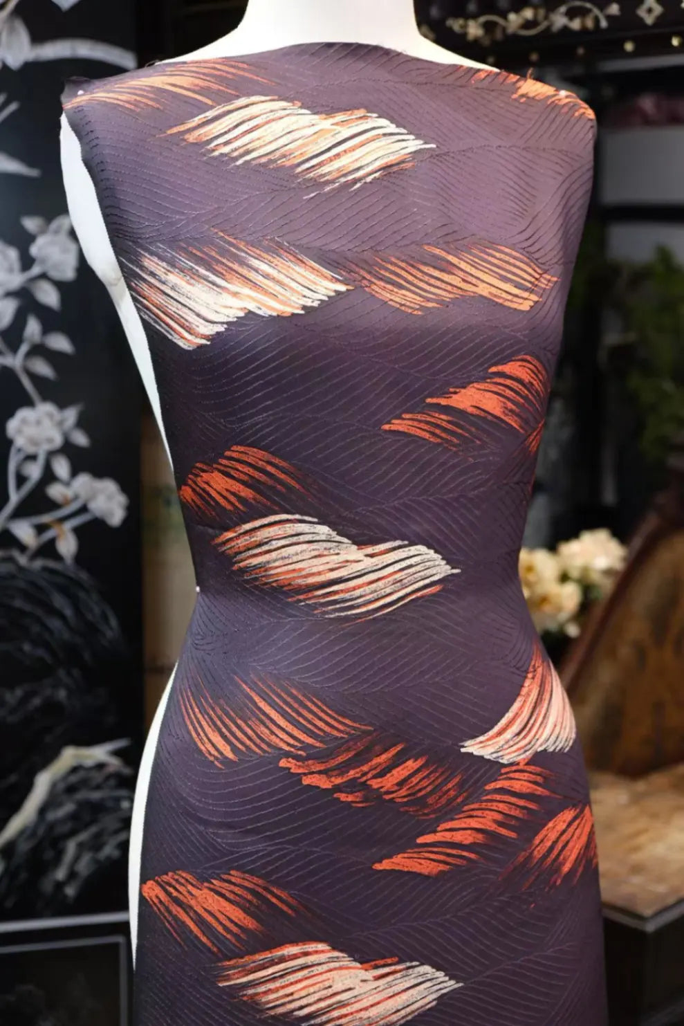 暗夜羽翎 · 浮雕羽叶真丝面料 | Midnight Plumage - Embossed Leaf Silk Fabric