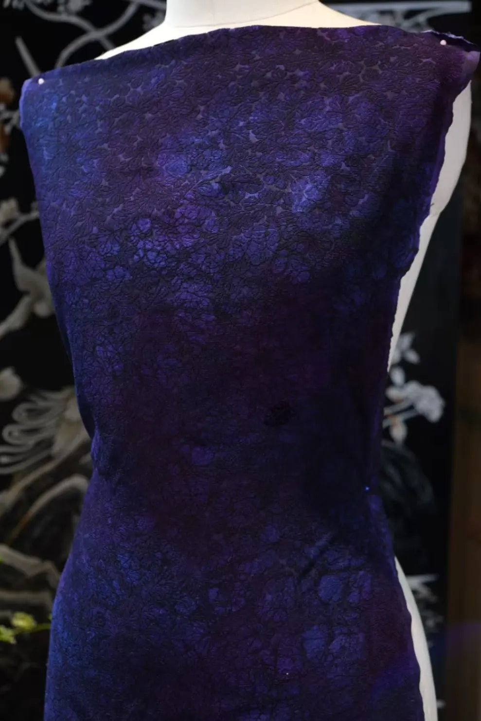 紫绛繁花 · 浮雕暗纹真丝面料 | Imperial Petals - Embossed Jacquard Silk Fabric