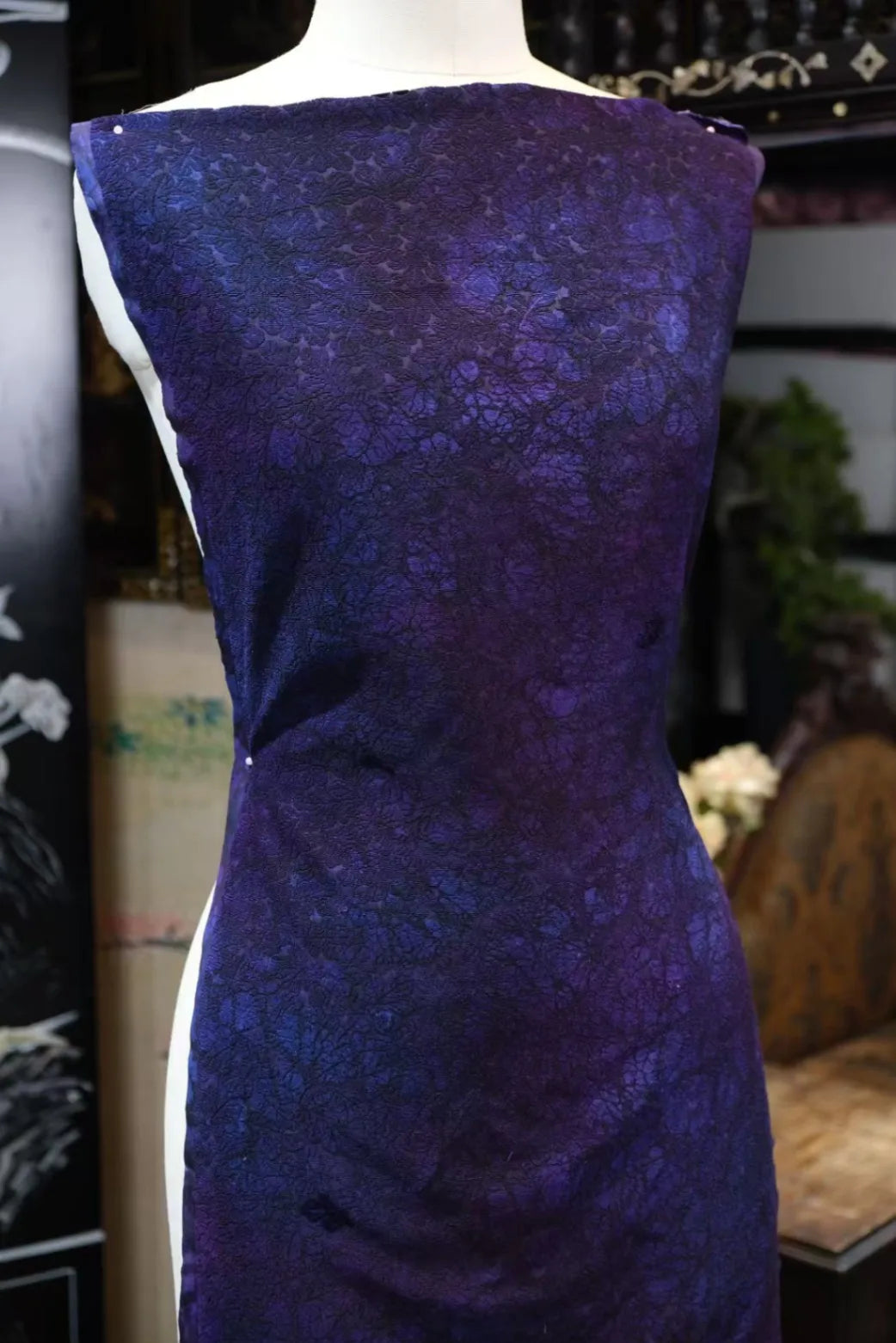 紫绛繁花 · 浮雕暗纹真丝面料 | Imperial Petals - Embossed Jacquard Silk Fabric