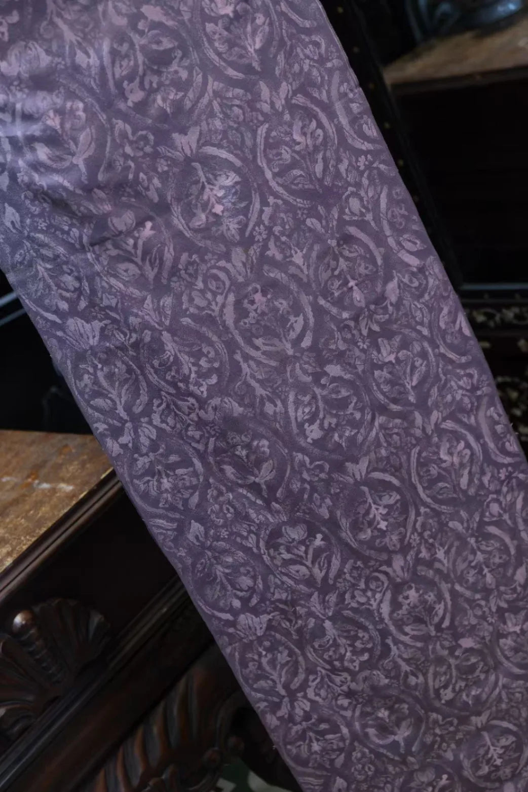 紫绛巴洛克 · 卷草纹真丝面料 | Violet Baroque - Scroll Jacquard Silk Fabric