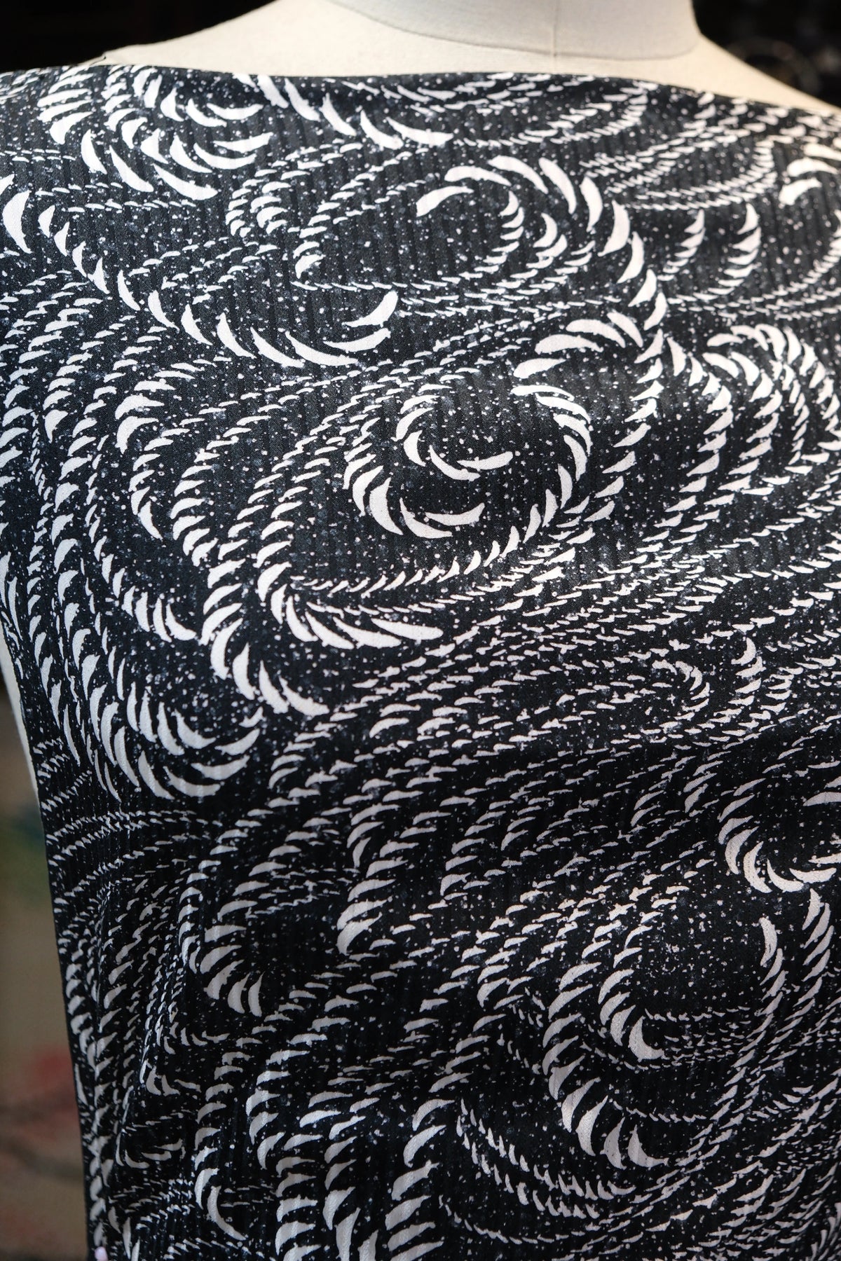 暗夜流涡 · 黑白旋律真丝面料 | Midnight Vortex - Monochrome Swirl Silk Fabric