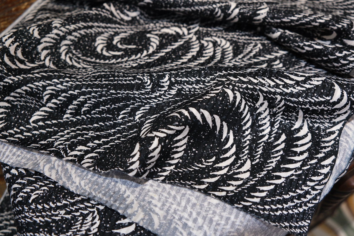 暗夜流涡 · 黑白旋律真丝面料 | Midnight Vortex - Monochrome Swirl Silk Fabric