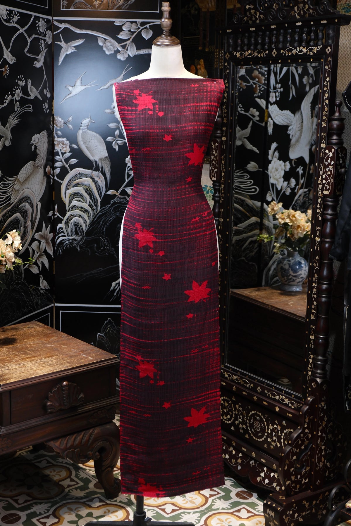 赤霞枫影 · 经线流纹真丝面料 | Crimson Maple - Striped Maple Leaf Silk Fabric