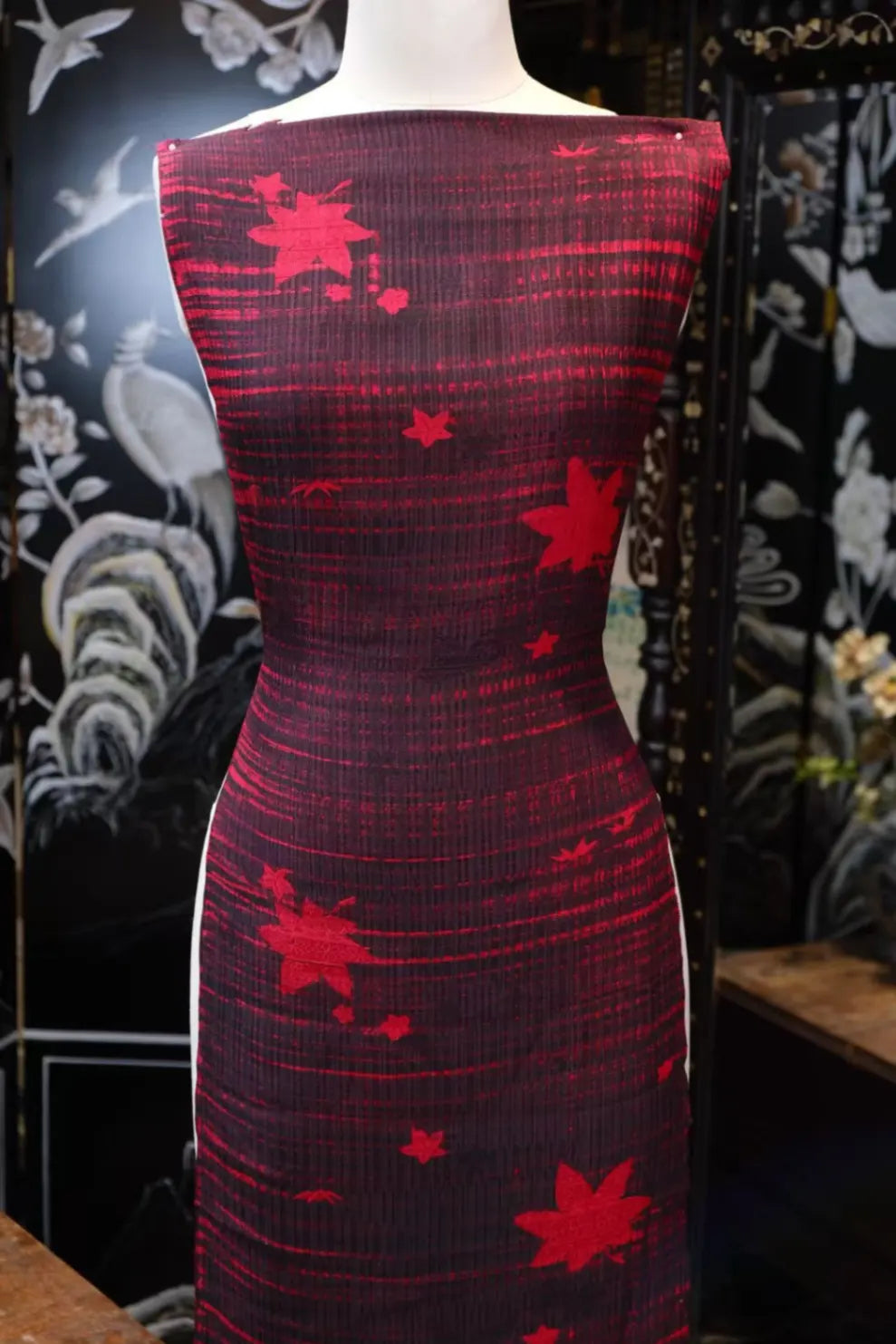赤霞枫影 · 经线流纹真丝面料 | Crimson Maple - Striped Maple Leaf Silk Fabric
