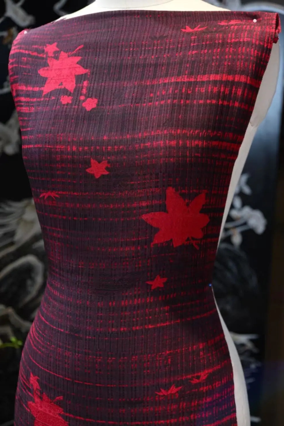 赤霞枫影 · 经线流纹真丝面料 | Crimson Maple - Striped Maple Leaf Silk Fabric