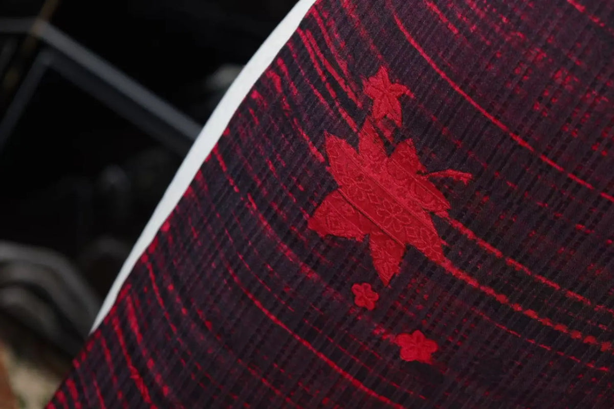 赤霞枫影 · 经线流纹真丝面料 | Crimson Maple - Striped Maple Leaf Silk Fabric