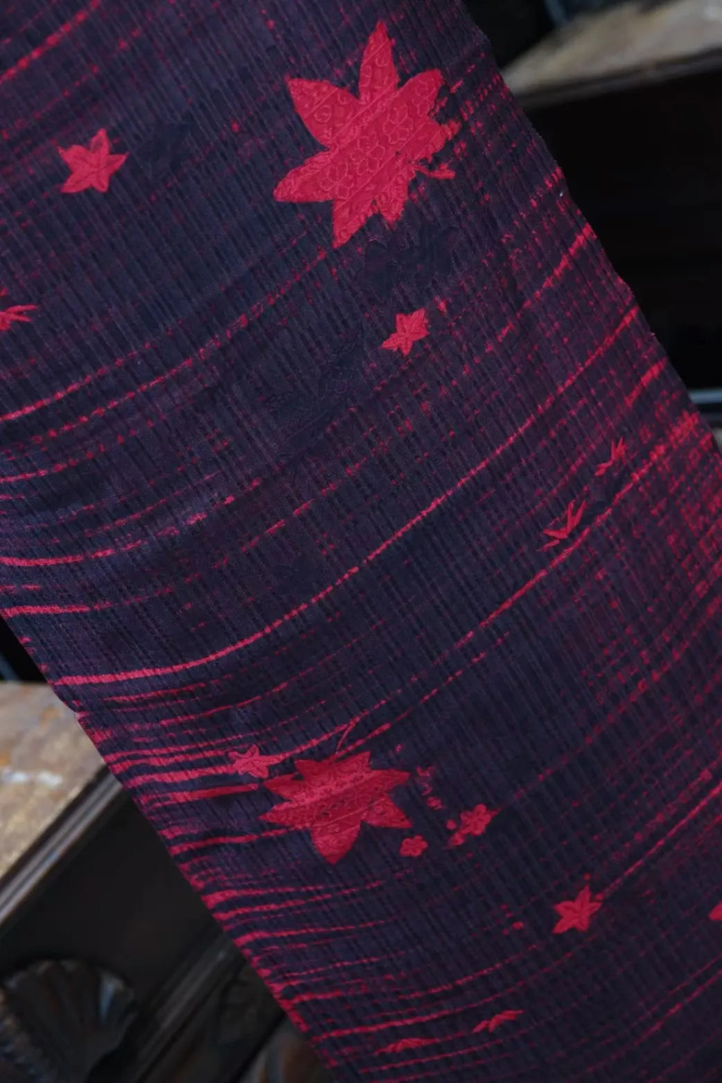 赤霞枫影 · 经线流纹真丝面料 | Crimson Maple - Striped Maple Leaf Silk Fabric