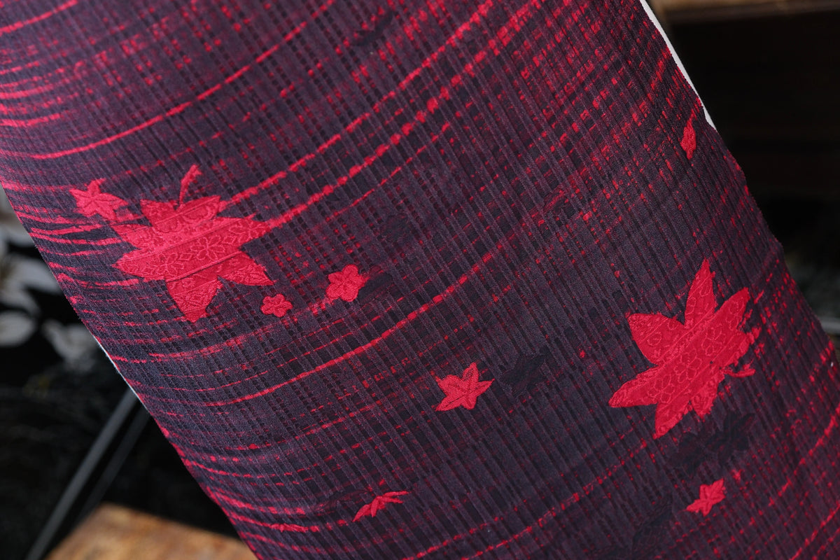 赤霞枫影 · 经线流纹真丝面料 | Crimson Maple - Striped Maple Leaf Silk Fabric