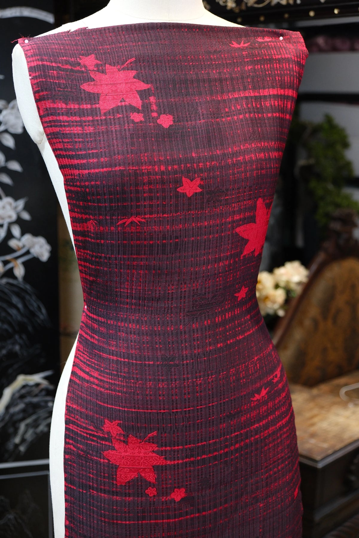 赤霞枫影 · 经线流纹真丝面料 | Crimson Maple - Striped Maple Leaf Silk Fabric