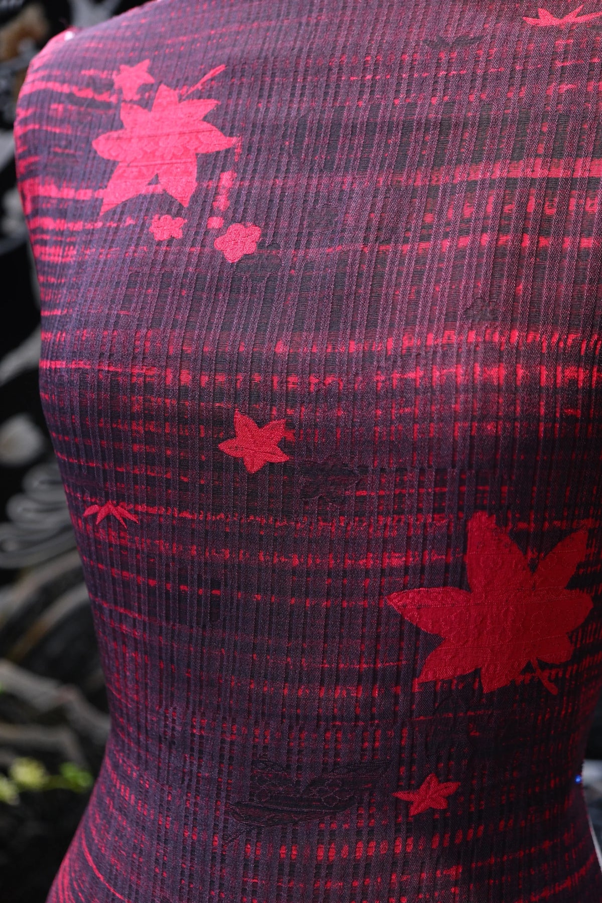 赤霞枫影 · 经线流纹真丝面料 | Crimson Maple - Striped Maple Leaf Silk Fabric