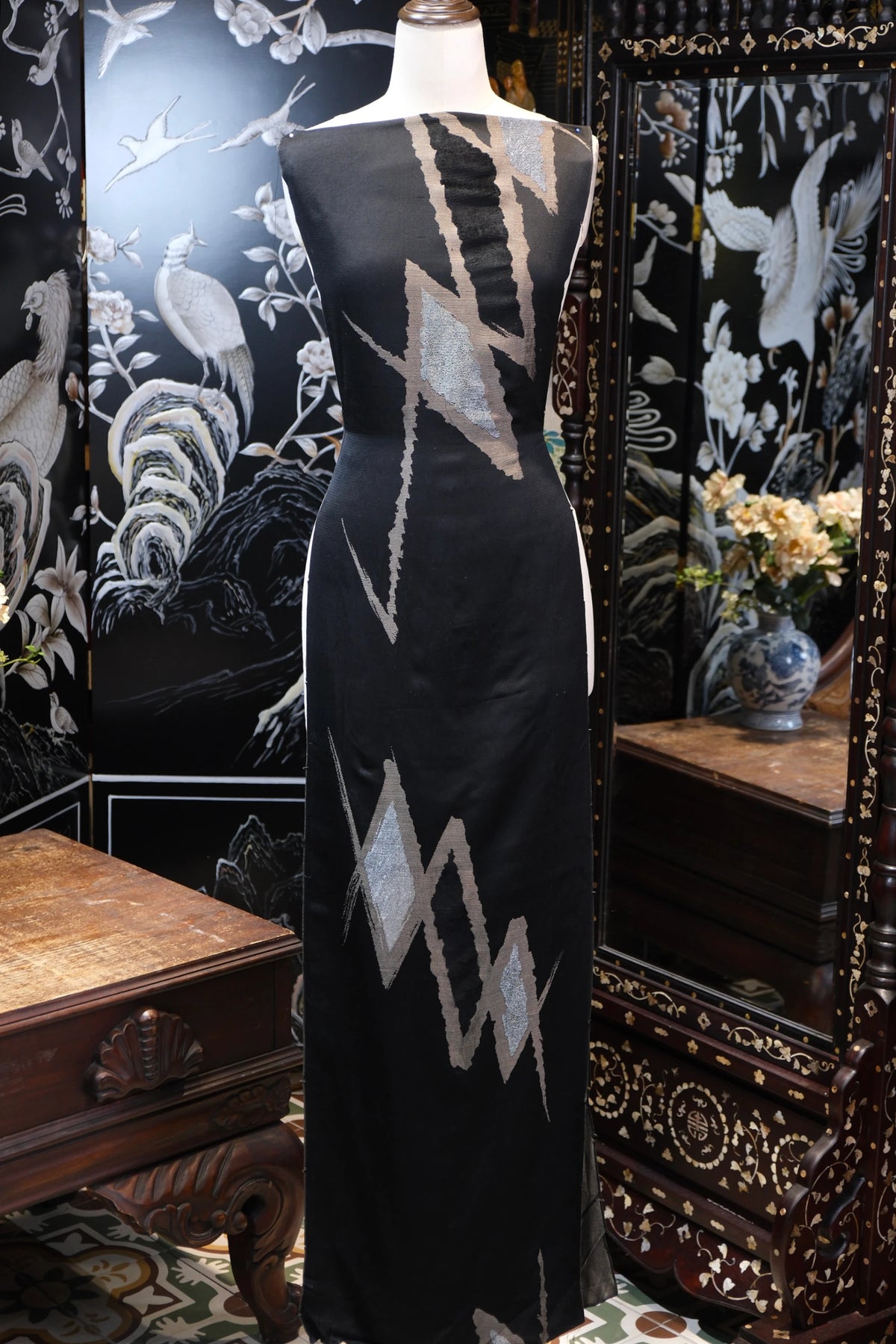 暗夜流光 · 几何锋芒真丝面料 | Midnight Glow - Geometric Sheen Silk Fabric