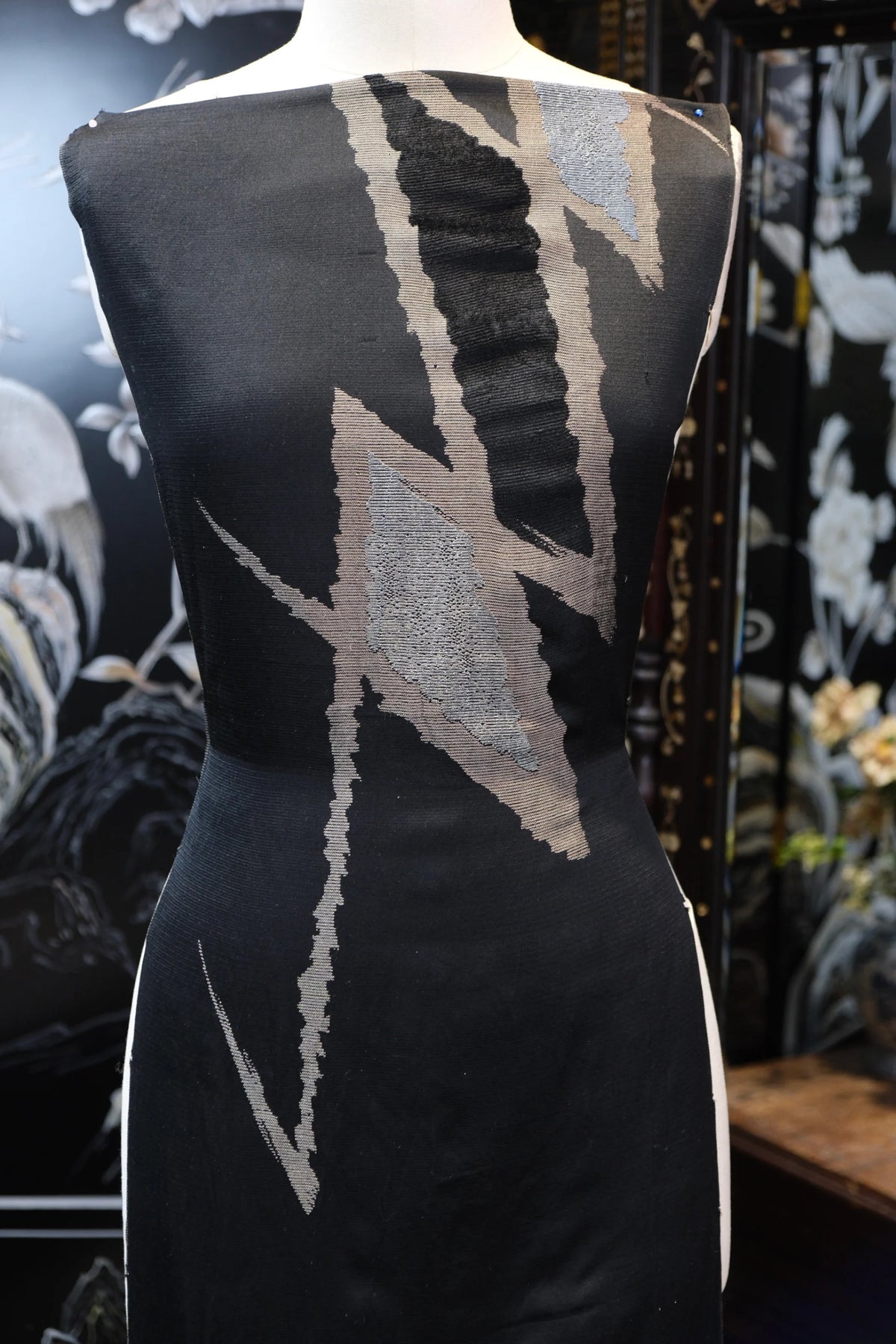 暗夜流光 · 几何锋芒真丝面料 | Midnight Glow - Geometric Sheen Silk Fabric