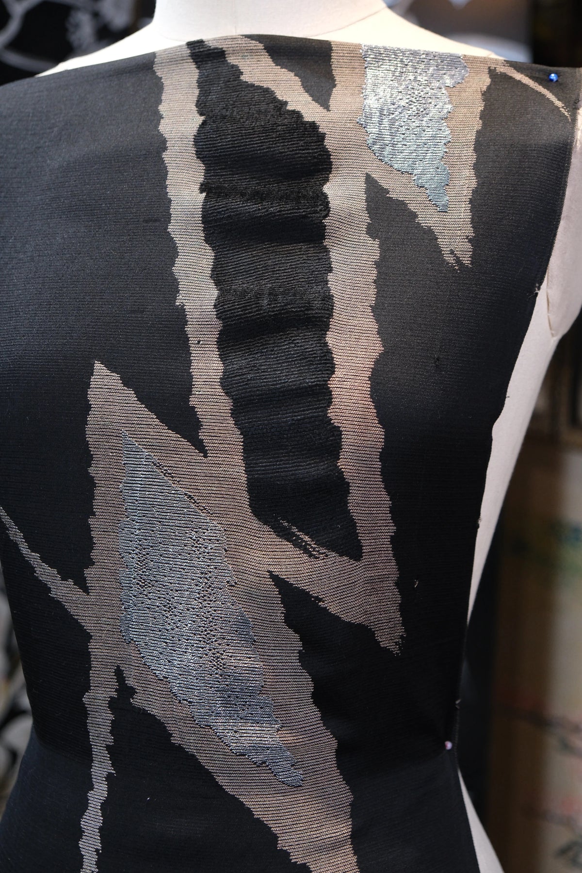 暗夜流光 · 几何锋芒真丝面料 | Midnight Glow - Geometric Sheen Silk Fabric