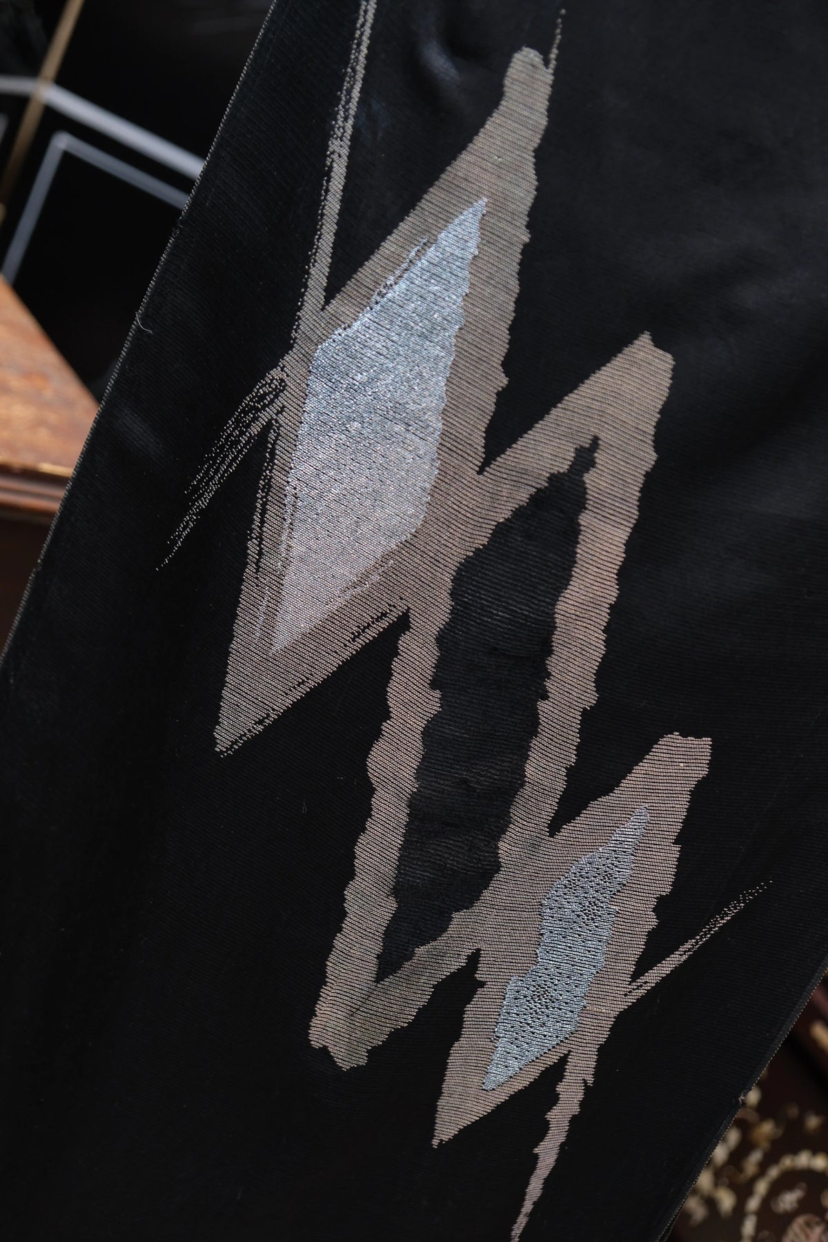 暗夜流光 · 几何锋芒真丝面料 | Midnight Glow - Geometric Sheen Silk Fabric