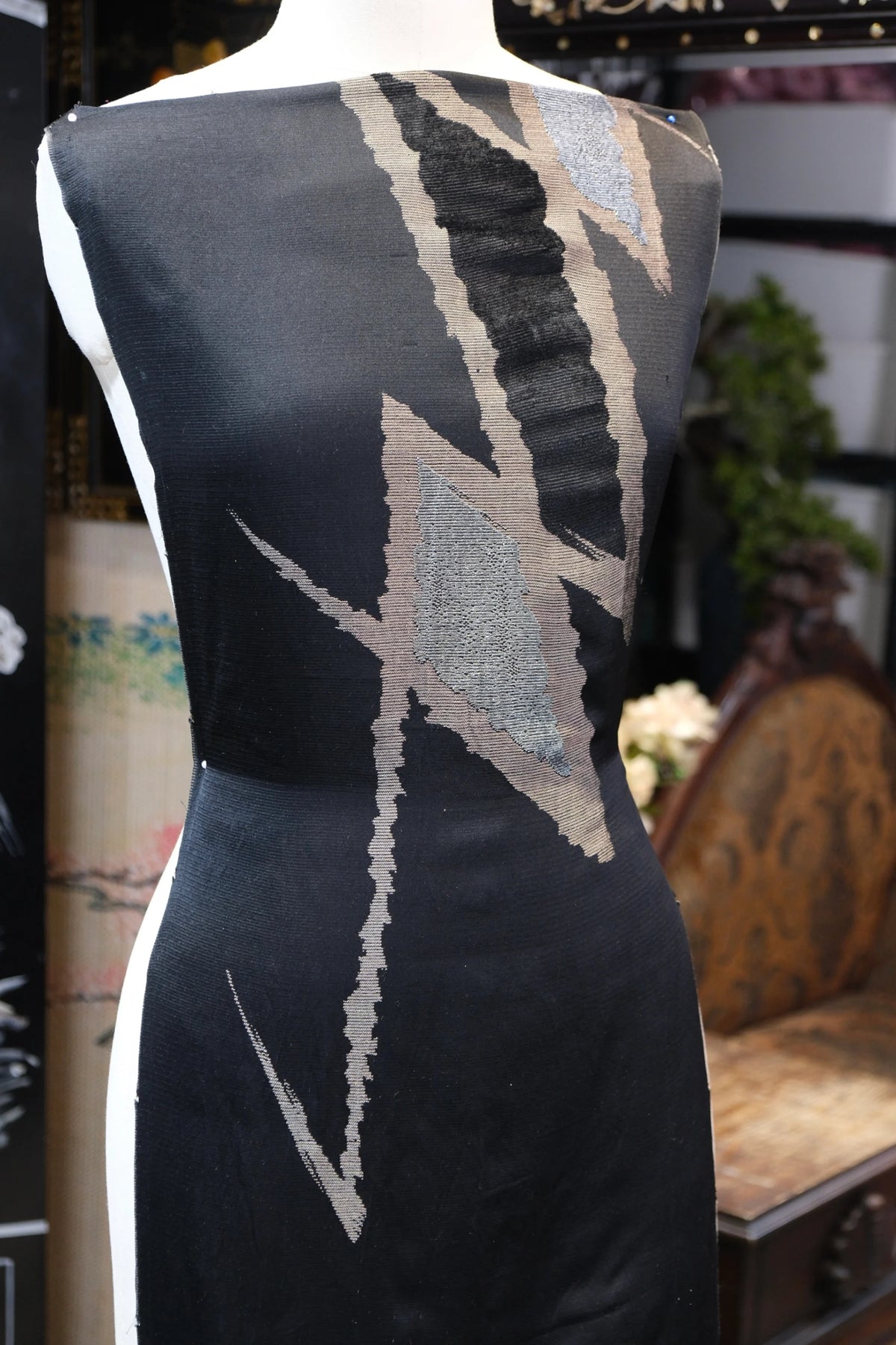 暗夜流光 · 几何锋芒真丝面料 | Midnight Glow - Geometric Sheen Silk Fabric
