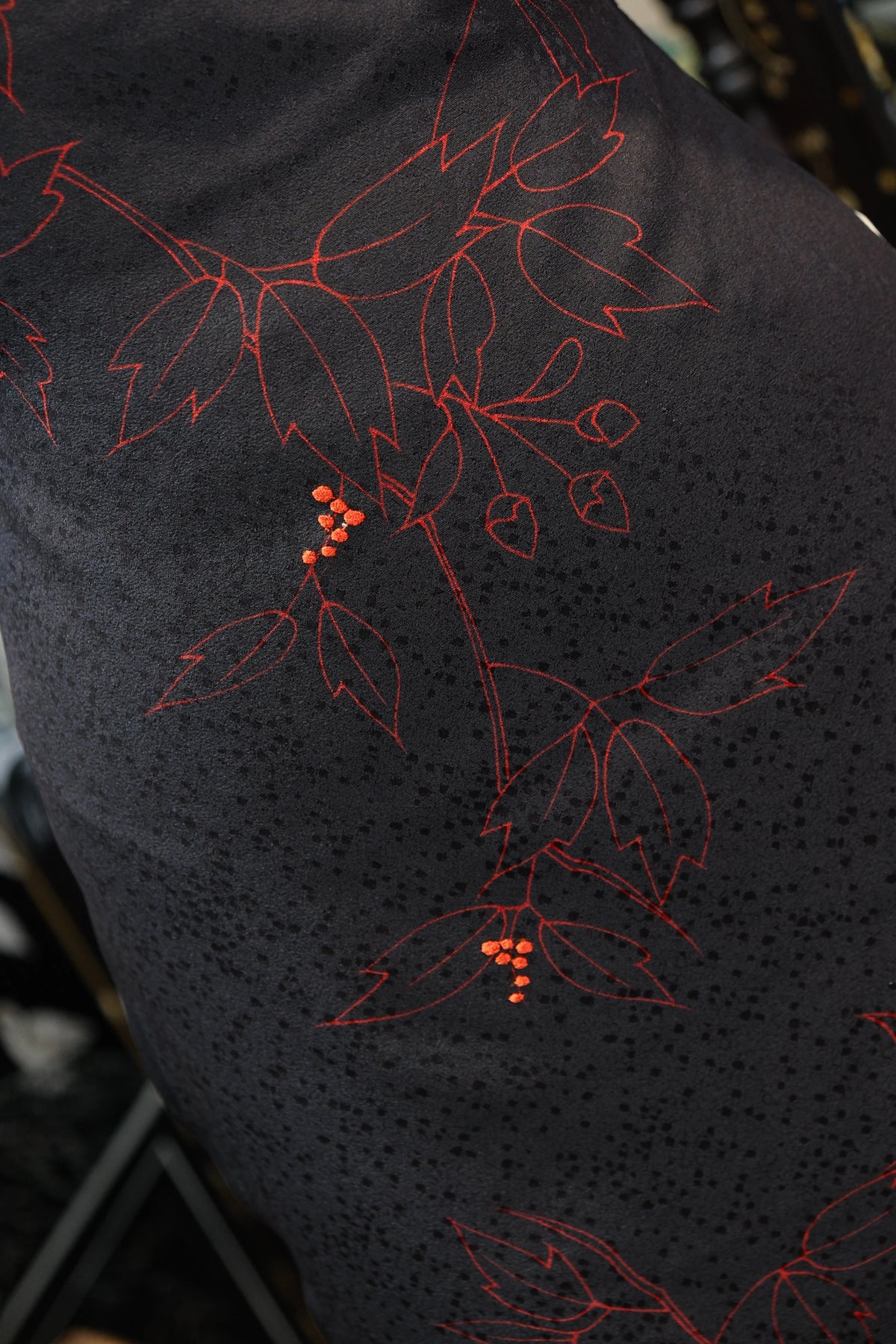 暗夜红枝 · 细点绯叶真丝面料 | Midnight Branch - Dot-Matrix Foliage Silk Fabric