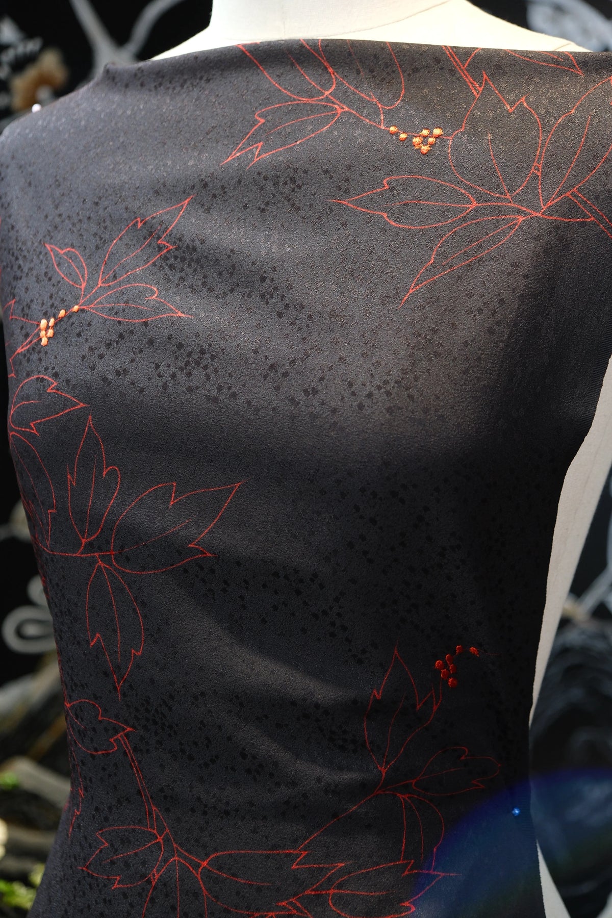暗夜红枝 · 细点绯叶真丝面料 | Midnight Branch - Dot-Matrix Foliage Silk Fabric