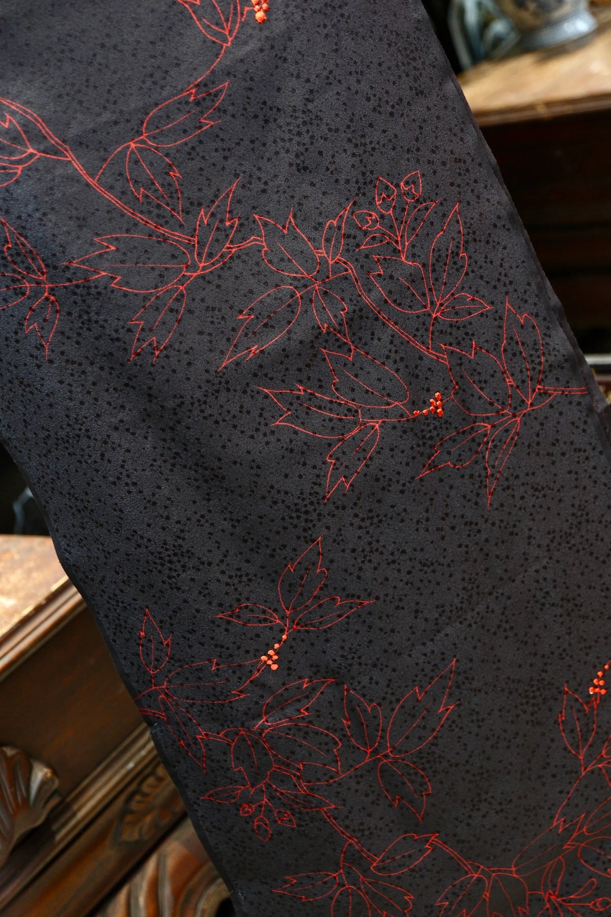 暗夜红枝 · 细点绯叶真丝面料 | Midnight Branch - Dot-Matrix Foliage Silk Fabric