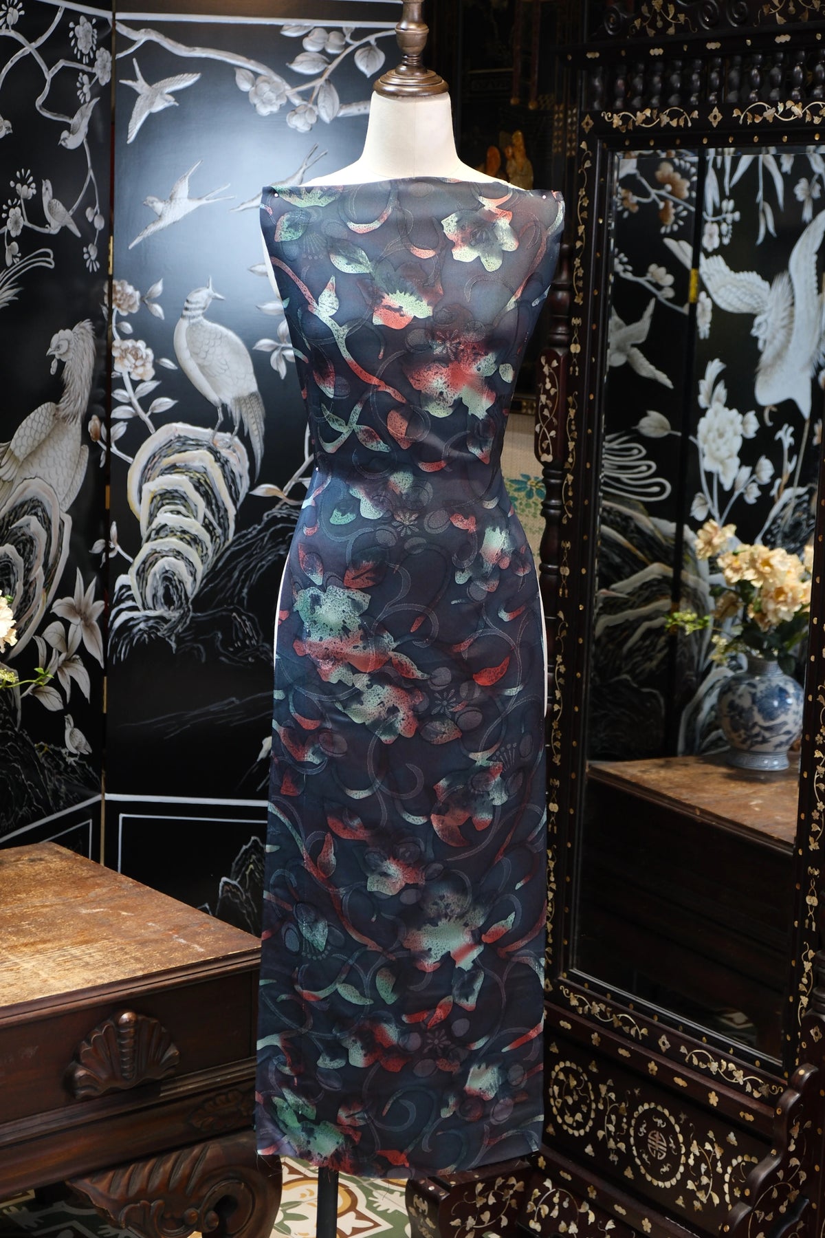 幽蓝漫影 · 绯翠花锦真丝面料 | Indigo Shadow - Floral Silk Fabric
