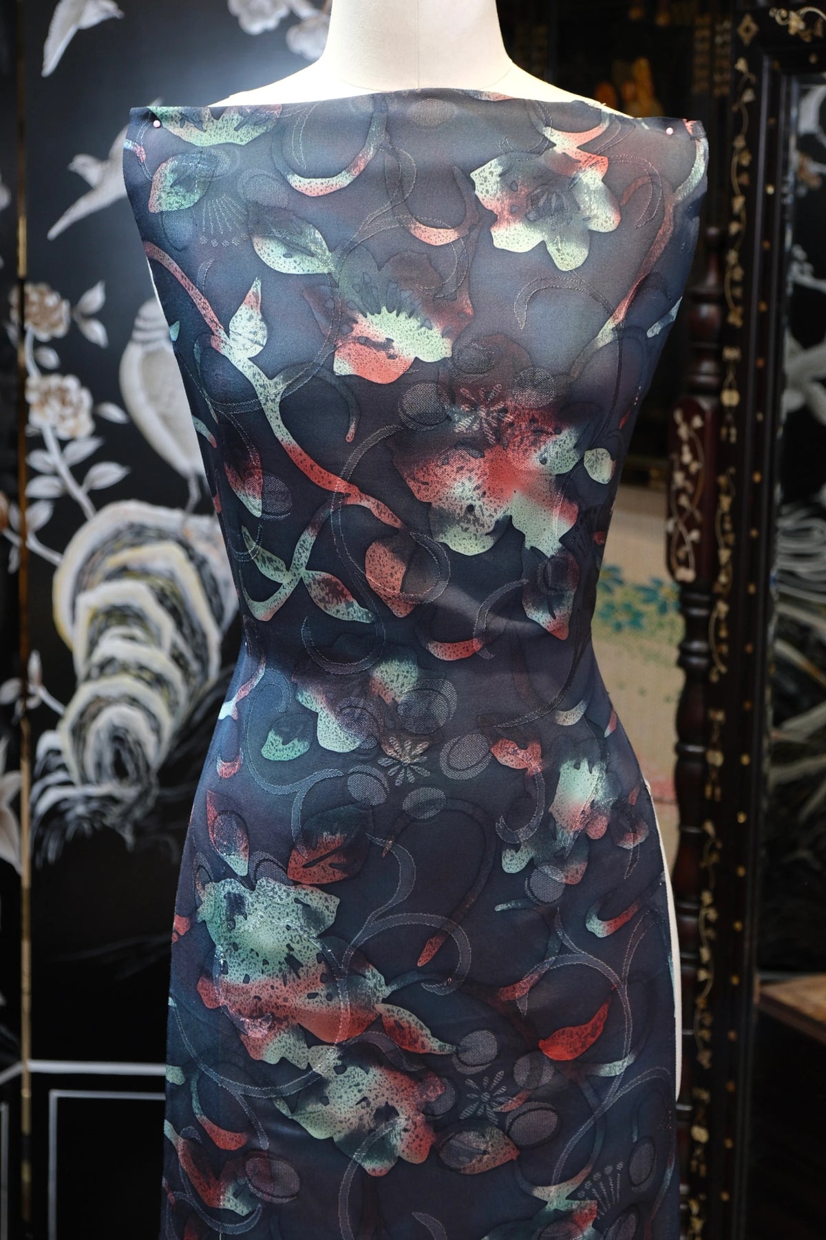 幽蓝漫影 · 绯翠花锦真丝面料 | Indigo Shadow - Floral Silk Fabric