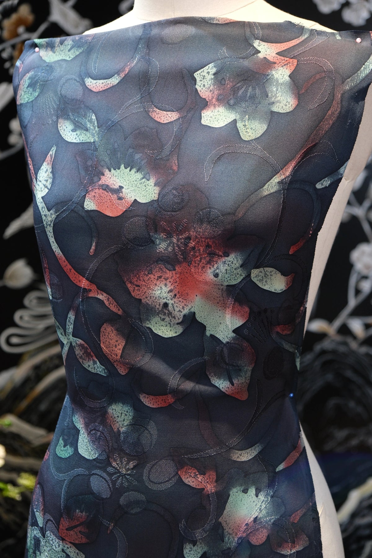 幽蓝漫影 · 绯翠花锦真丝面料 | Indigo Shadow - Floral Silk Fabric
