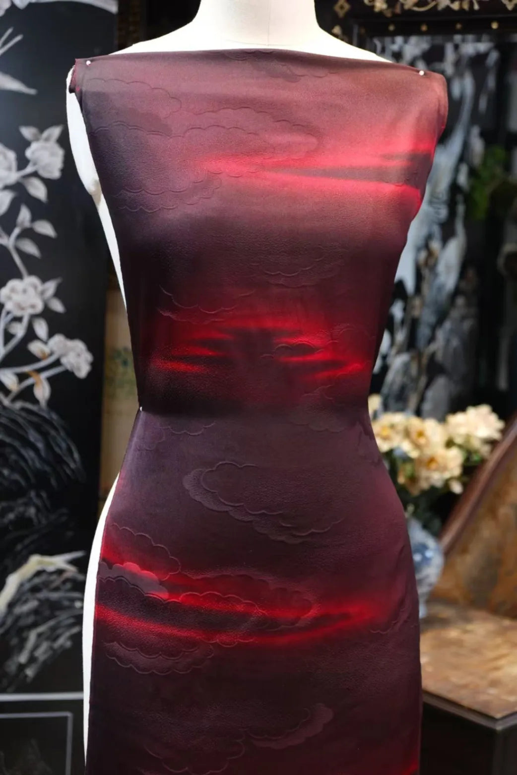 赤霞烟云 · 浮雕祥云真丝面料 | Crimson Cloud - Embossed Auspicious Cloud Silk Fabric