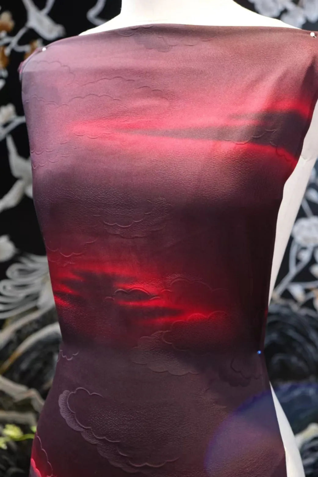 赤霞烟云 · 浮雕祥云真丝面料 | Crimson Cloud - Embossed Auspicious Cloud Silk Fabric