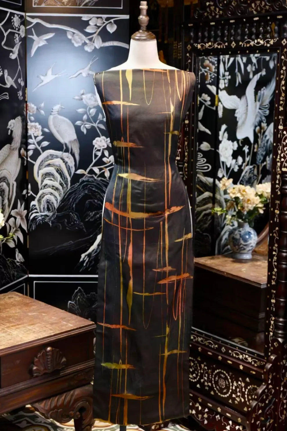 暗夜金痕 · 泼墨线条真丝面料 | Midnight Trace - Brushed Gold Line Silk Fabric
