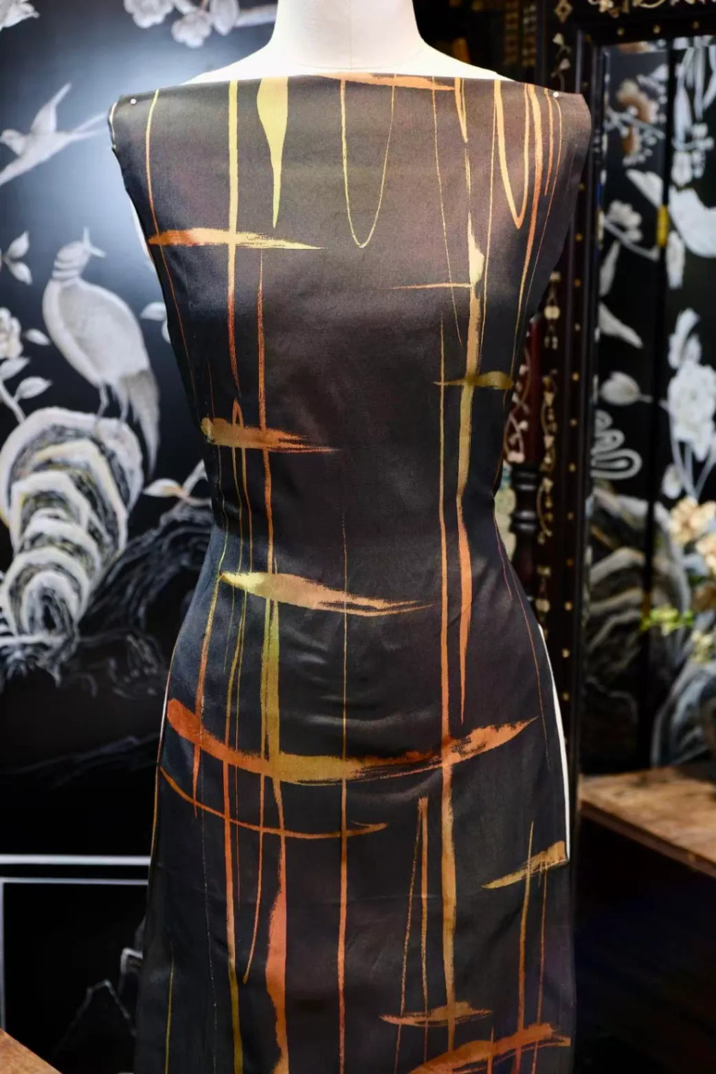 暗夜金痕 · 泼墨线条真丝面料 | Midnight Trace - Brushed Gold Line Silk Fabric